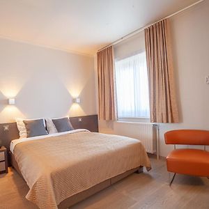 Zimmer mit Kingsize-Bett